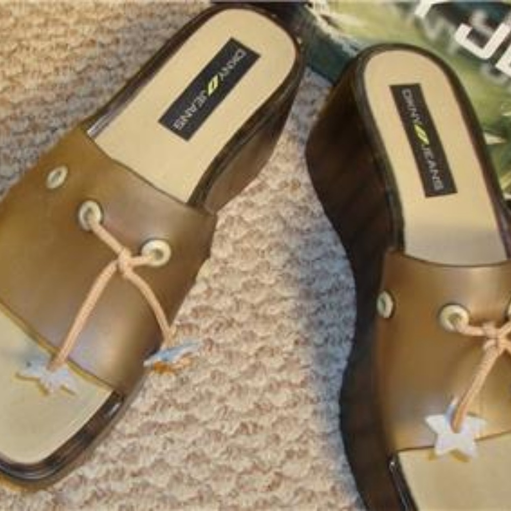 🛑 SOLD not for Sale 🛑 DKNY SHOES 6 B SANDALS *